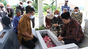 Rektor UNS Kunjungi Keluarga Gilang, Meninggal Saat Diklat Menwa