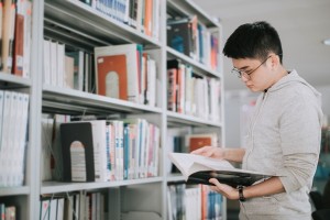 Perpustakaan Masjid Al Akbar Surabaya Koleksi 13 Ribu Buku-Kitab
