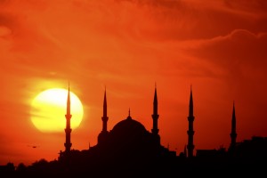 4 Amalan Sunnah Sebelum dan Sesudah Adzan Maghrib
