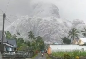 Gunung Semeru Erupsi, Semburkan Hujan Abu Vulkanik