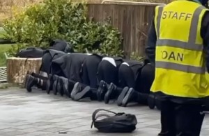 Sekolah di Inggris Minta Maaf atas Video Siswa Shalat di Jalan saat Cuaca Dingin