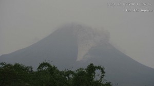 Gunung Merapi Muntahkan Awan Panas Sejauh 1,8 Km ke Sungai Bebeng