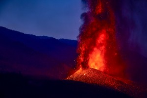 Gunung Semeru Keluarkan Lava Pijar pada Senin Malam