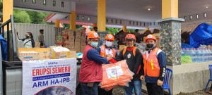 Relawan Himpunan Alumni IPB Salurkan Bantuan ke Desa Paling Parah