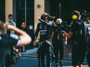 Lewis Hamilton Jadi Pembalap F1 Ke-4 Terima Gelar Sir