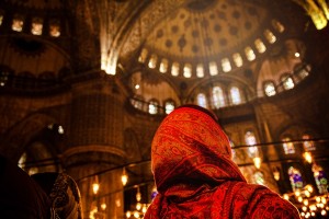 Bolehkah Mengenakan Mukena Bermotif Ketika Shalat?