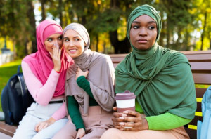 Larangan Berkumpul dengan Kaum yang Olok-olok Agama Islam