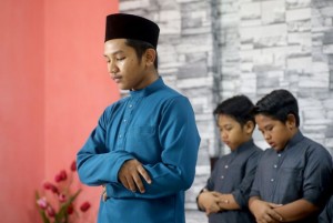 Wajibkah Memakai Peci saat Salat?