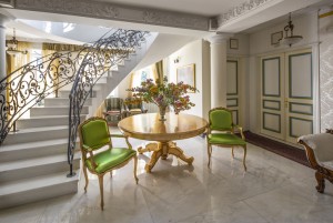 Lambang Kemewahan, Begini Cara Membersihkan Lantai Marmer