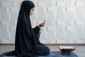 Kenali Jenis Mukena Traveling, Agar Ibadah Tetap Khusyuk dan Nyaman