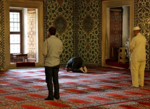 Lewat Depan Orang yang Sedang Shalat, Apa Hukumnya?