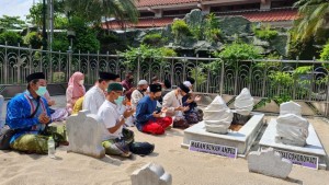 Ziarah dan Tawasul ke Makam Waliyullah Tidak Syirik namun Perlu Berhati-hati