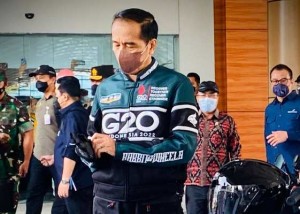 Jaket Keren Asal Bandung Jokowi di Trek Bandara Internasional Lombok