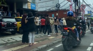 Gempa, Karyawan SCBD Panik Keluar Gedung Perkantoran