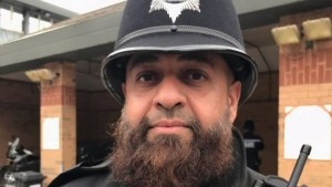 Ketika Imam Masjid Inggris Hakeem Ahmed Menjadi Polisi