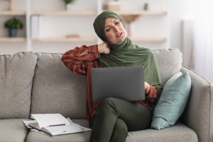 Tren WFH di Masa Pandemi Munculkan Masalah pada Leher, Apa Sebabnya?