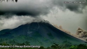 Gunung Merapi Kembali Luncurkan Awan Panas Sejauh 2,5 Km ke Arah Sungai Bebeng