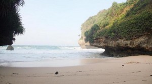 Indahnya Pantai Srakung, Pantai yang Diapit Dua Bukit