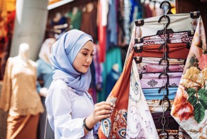 Bahan Apa yang Cocok untuk Hijab? Kenali Jenis Kain dan Kegunaannya