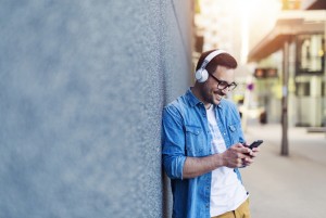 Jangan Sering Pakai Headset, Kalau Tak Mau Jadi Begini