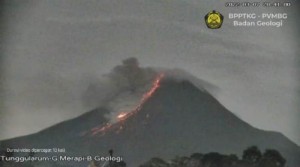 Malam Ini Merapi Kembali Muntahkan Awan Panas Sejauh 2 Km