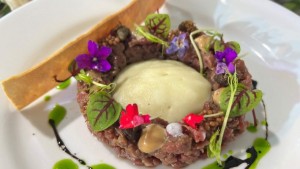 Coba Beef Tartar, Sensasi Makan Daging Sapi Mentah Dicincang