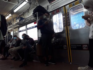 Tanda Jaga Jarak KRL Dicabut, Penumpang Bisa Duduk Berdempetan