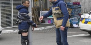 Pria Ini Ditelanjangi dan Diikat di Tiang saat Negaranya Diinvasi Rusia