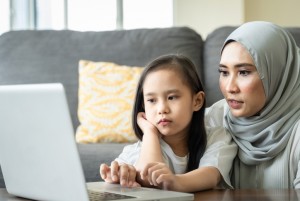 Deras Informasi di Era Digital, Ibu Lebih Jeli dan Makin Kritis