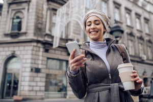 Makanan Halal hingga Masjid Terdekat, Ini 6 Aplikasi untuk Pelancong Solo Wanita