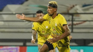 Penalti Bruno Matos di Menit Akhir Gagalkan Kemenangan Persebaya Surabaya