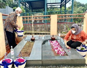 Wujud Bakti Anak, Menkeu Ziarah ke Makam Orang Tua