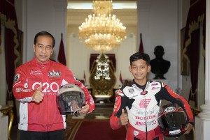 Ikut Parade MotoGP, Pebalap Muda Veda Ega Pratama Bertemu Jokowi