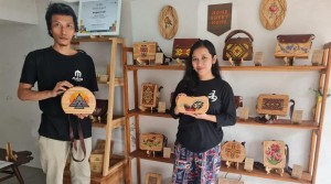 Penjualan Tas Kristik Kayu Temanggung Melesat Berkat Lapak Ganjar