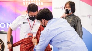 Sandiaga Uno Perkenalkan Batik Kreasi Swara Gembira