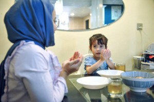 Jangan Terburu-buru, Ini Usia Tepat Ajarkan Anak Puasa Penuh