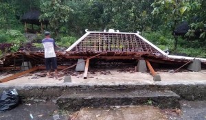 Hujan Badai Terjang Sleman, Balai Pertemuan di Wisata Pengklik Prambanan Ambruk