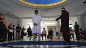Langgar Syariat Islam, Sepasang Muda-mudi Jalani Hukuman Cambuk