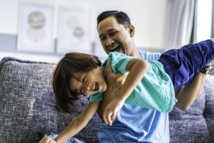 Tiru Cara Rasulullah, Didik Anak dengan Canda dan Tawa