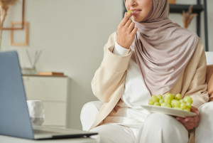 Hukum Mencicipi Makanan saat Berpuasa, Batal atau Tidak?