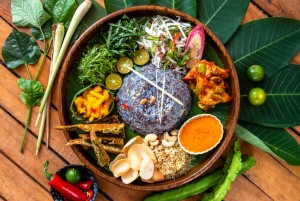 Birunya Nasi Kerabu, Sajian Pas untuk Sahur Akhir Pekan