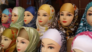 Nyaman Beribadah, Ini 5 Rekomendasi Bahan Hijab Anti Gerah