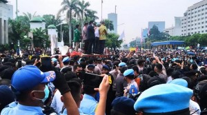 Temui Pendemo, Pimpinan DPR Dihadiahi Korek Kuping Raksasa