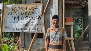 Mualaf di Kulonprogo Ini Bangun Mushalla untuk Warga Tarawih