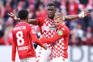 Wasit Setop Laga Bundesliga, Izinkan Pemain Muslim Buka Puasa