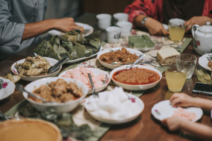 Bukber Pakai Catering atau di Rumah Makan? Ini Plus Minusnya