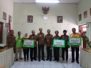 Perhutani Donasi Rp95 Juta untuk Pembangunan Green House dan Bibit Buah