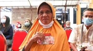 Pemerintah Salurkan Bantuan Sosial Bagi Masyarakat Prasejahtera di Surabaya