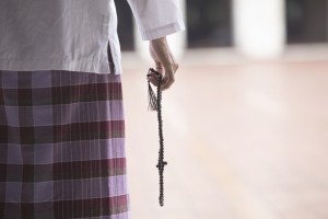 Identik Dipakai Shalat, Benarkah Sarung Asli dari Indonesia?