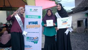 ACT dan Putri Hijab Jatim Bikin Dapur Umum untuk Penyintas Semeru